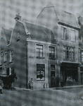 863685 Gezicht op de voor-en zijgevel van het woonwinkelpand Willemstraat 7 (melkhandel J.C. Verweij) in Wijk C te ...